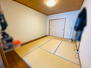 マンハイム奈良 和室6帖です♪<BR>板の間に家具や調度品を置けば、畳を傷めません♪