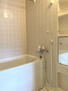 ローレルコート桜井南 足を伸ばしてくつろげる広々として浴室。ボタン一つでお湯はり操作ができるオートバス機能付きです。