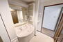 ライオンズマンション川西萩原 洗面室。室内丁寧にお使いです。リフォームの提案可能です。［2023年5月3日撮影］