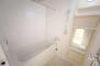 ライオンズマンション川西萩原 浴室。室内丁寧にお使いです。リフォームの提案可能です。［2023年5月3日撮影］