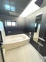 プレサンスロジェ堺筋本町 室内（2024年2月）撮影<BR>白と黒を基調としたシンプルなお風呂♪<BR>雨の日のお洗濯にも大活躍な浴室乾燥機付きです♪<BR>追い炊き機能も備わっています♪