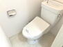 グレイス・ハイツ六甲 ホワイトを基調とした清潔感のあるトイレ。2023年3月新調済みのため、気持ち良く使用できます。【トイレ】（2023年03月撮影）