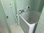 グレイス・ハイツ六甲 爽やかなカラーのタイルが施された浴室です。水回りは集約配置されており、コンパクトな動線設計です。【浴室】（2024年03月撮影）