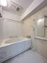 朝日プラザ東加古川レジデンス 【浴室】浴室はハウステック製の新品のユニットバスに交換しました。浴槽には滑り止めの凹凸があり、床は濡れた状態でも滑りにくい加工がされている安心設計です。