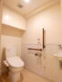 ウィズフィール京都山科 【室内トイレ】<BR>バリアフリー対応の広くて掃除のしやすいトイレ。万が一の際の緊急コールボタンがついております