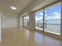 サンマンションアトレ大津堅田 リビング：どんな家具の色にも合わせやすい白色の壁紙と木目調の床です