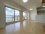 サンマンションアトレ大津堅田 リビング：どんな家具の色にも合わせやすい白色の壁紙と木目調の床です