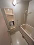 深草西浦住宅 【浴室】<BR>鏡・ランドリーパイプが備わっています。鏡上部に棚が有り、シャンプーなどを置いていただけます。