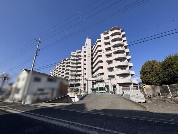 パレ武庫川プルミエールIII 地上10階地下1階建マンション。総戸数は175戸。プールなど、多彩な共用施設が備わっています。【現地外観】(2025年04月撮影)