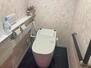 木津かぶと台　９号棟 【トイレ】<BR>温水洗浄便座付き。独立した手洗い器が設けられています。(2010年9月 トイレ・手洗い器入替、CF・クロス張替、手すり設置)
