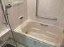 木津かぶと台　９号棟 【浴室】<BR>オートバス機能付き。動作をサポートする手すりが設置されています。窓付きで、採光が可能です。(2017年3月 バスタブ入替)