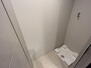 ブランズタワー大阪本町 【洗面所】<BR>洗濯室がございます。洗濯室には引き戸がございますので、洗濯機から発生する音を軽減できます。