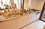 グラン・ドムール甲陽園 システムキッチンの写真です◎３口コンロとグリル付きで、お料理の幅が広がります。