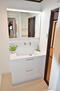 グラン・ドムール甲陽園 清潔感のある洗面室の写真です。三面鏡付洗面化粧台で毎朝の準備時間もゆったりと過ごせます。