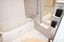 グラン・ドムール甲陽園 清潔感溢れる浴室。棚が充実しているのでお気に入りのバスグッズを置くことが出来ます。