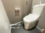 ファミリープラザ泉北光明池Ｃ棟 白を基調とした、清潔感のあるシンプルなデザインのトイレです。