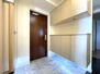 ビオール大阪大手前タワー 白を基調とした明るい玄関にシューズボックス完備