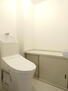 モラーダ墨染 【トイレ】<BR>暖房温水便座トイレをリフォームにて新調。掃除道具やペーパーストックの収納に便利な収納カウンターが付いています