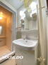 クローバーハイツ高槻総持寺 洗面台には鏡の横に収納スペースがあり、洗面用具の収納に便利♪