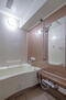 嵐山ロイアルハイツ３号棟 浴室暖房乾燥機付きの浴室はカビ防止にはもちろん、雨や夜間の洗濯物干しスペースとしても活躍します！