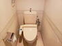 セレッソコート光明池ステーションシティ 【トイレ】<BR>シックなクロスが採用されたトイレです。トイレットペーパーホルダー、タオルハンガーが備わっています。