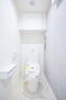 キングスクエアランドレックスＣ棟 【トイレ】<BR>毎日快適に使用できる、温水洗浄便座付きトイレ。トイレットペーパーのストックや、掃除用品を隠して収納できる吊り戸棚付きです。