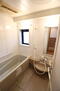 都島高倉ガーデンハウス １４１８サイズのお風呂には嬉しい窓付き。