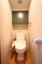 都島高倉ガーデンハウス シンプルなお手洗いは吊戸棚付きで機能性にも配慮されています。