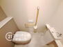 リバーガーデン甲子園南 白を基調とした、清潔感のあるシンプルなデザインのトイレです。水洗トイレは掃除が楽にできるため、清潔に保つことができます。