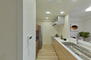 ウエリス吹田千里丘 【キッチン】<BR>2口のIHでグリル付きの解放感のあるカウンターキッチンです。<BR><BR>※実際の写真に家具を合成した写真です。
