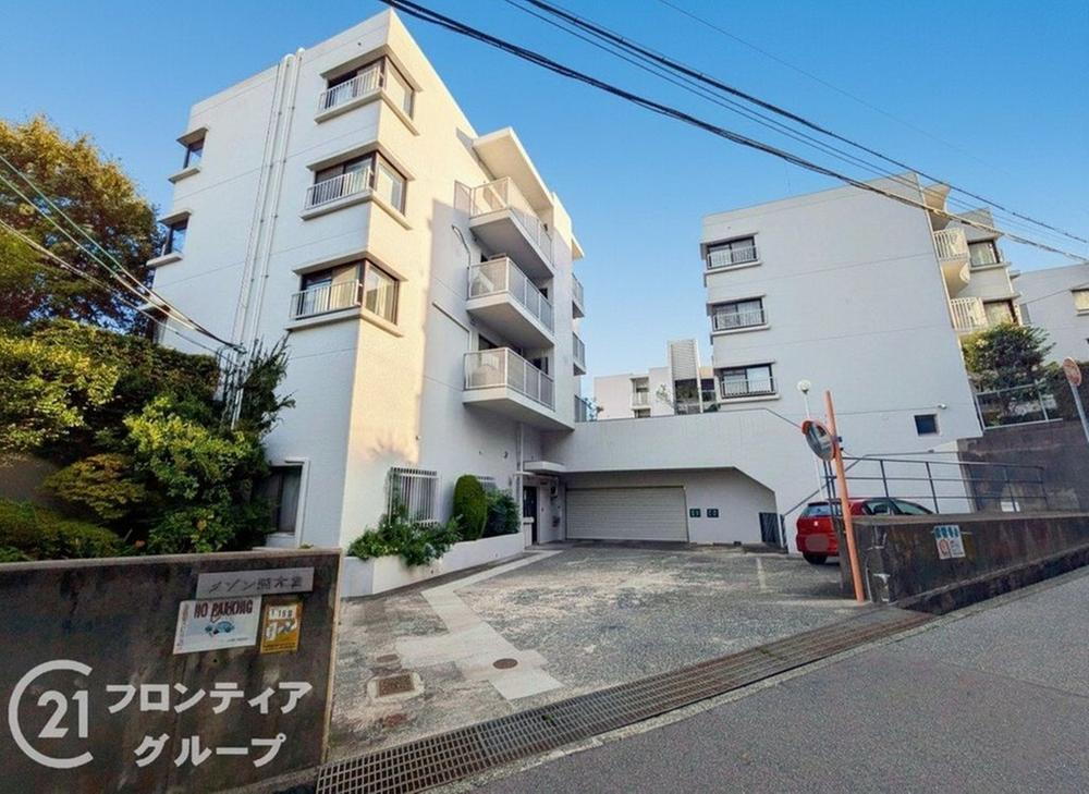 メゾン越木岩A棟 緑が多く落ち着いた雰囲気があり、マンションと周辺の雰囲気が調和されて住み心地が良さそうです。