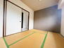 朝日プラザ東生駒Ⅱ リビング横の和室スペースは休憩したり、お子様の安全な遊びスペースとしても使えます◎