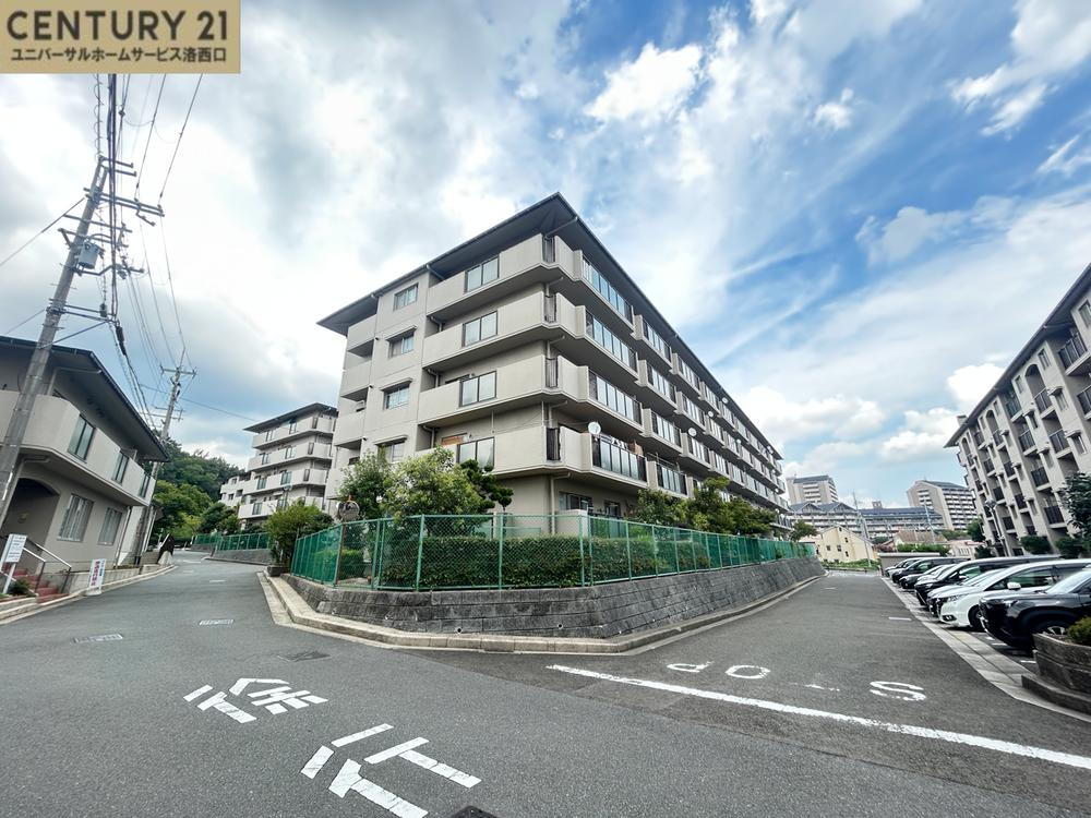 サンヴェール高槻2号棟 堂々とした佇まいのマンション外観。周辺環境も良好で、安心してお住まいいただけます。