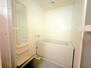 夕陽丘セントポリア 【浴室】<BR>大きな鏡とシャンプー類が置ける棚が備えられた浴室です。清潔感のある白で統一された浴室で、1日の疲れをゆっくりと癒せます。