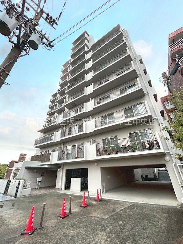 緑地東ロイヤルマンション 13階建てのスタイリッシュな外観が魅力のマンション。11階に位置しているため、開放感ある眺望をお楽しみいただけます。