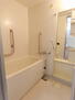 セトルコート山御影 白を基調とした清潔感のある浴室。1日の疲れをゆっくり癒せそうです。動作をサポートする手すり付きです。【浴室】（2024年04月撮影）