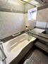 ファミール聖護院冷泉通り 自然換気が叶う窓付きの浴室です。オートバス・追い焚き機能が備わり、いつでも温かい湯船に浸かれます。【浴室】（2024年04月撮影）