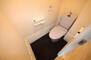 朝日プラザシティサザンコースト　Ｂ棟　３階 シンプルなデザインのトイレ。飾り付けも楽しめます♪