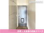 パレ武庫元町　３０５号室 ■玄関の収納■<BR>壁一面が収納スペースなので圧巻の収納力です。