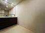 ザ・パークハウス神戸ハーバーランドタワー 三面鏡裏収納、カウンター下収納、ヘルスメータースペースのある天板ボウル一体型カウンターの洗面台で使いやすいです。