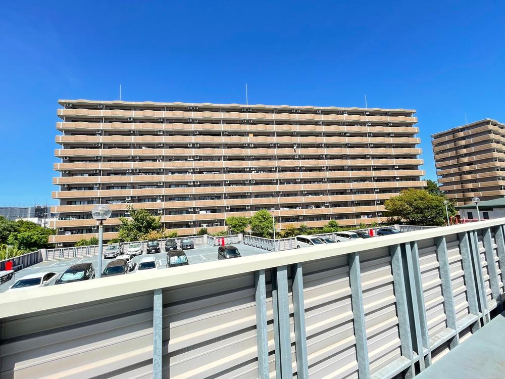 ロイヤルコート豊中 壱番館 全戸南東向きで、バルコニー側はご覧の通りマンションの住人専用の自走式の駐車場になっているため、高い建物が建つ心配もなく安心できます。全面的に陽が当たっており、外壁もキレイに保たれております