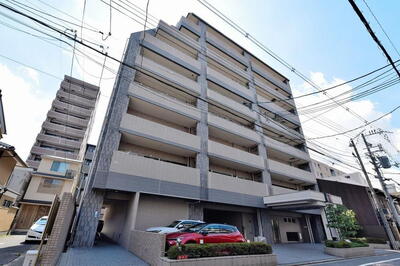 アルス京都姉小路 平成15年建築、総戸数37戸のマンションです。地下鉄烏丸線、東西線の烏丸御池駅から徒歩6分、その他阪急線や地下鉄二条城前駅も利用可能な立地で、日々の通勤や通学に便利です。