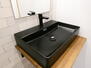 山科ハイツ 【洗面化粧台】<BR>リフォームにて新調された洗面化粧台。木質カウンターにブラックの洗面ボウルを使用し、ホテルのような高級感のある洗面所です