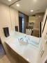 プレサンスロジェ神戸ポートアイランド 洗面化粧台の三面鏡裏と下部に収納スペースがございます。