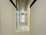 レオ東豊中二号棟 【廊下】廊下は白を基調としたデザインのため、明るい雰囲気となっております。