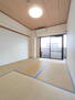 ライオンズマンション新大阪第六 バルコニーに面している約5.8帖の和室
