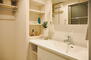 コスモあべの坂ガーデンズ 白を基調とした清潔感のある洗面室に仕上げております。鏡は三面鏡になり朝の身支度にも困りません。