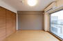 ペルル伏見桃山ＩＩ 西側約６畳の洋室です。こちらのお部屋はエアコンが設置済みです。