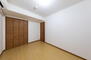 ペルル伏見桃山ＩＩ 東側約６畳の洋室です。収納スペースがございます。
