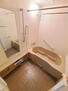デ・リード鶴見緑地パークサイド 【浴室】白基調のシンプルなデザインのバスルームです。